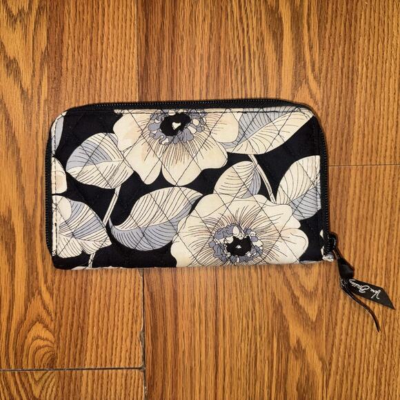 Vera Bradley White & Cream Floral Against Black Wallet - Picture 1 of 4